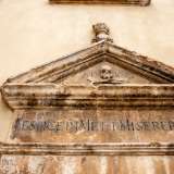 Costruita tra il 1669 e i primi anni del Settecento, sulla facciata di colore giallo presenta macabri decori e iscrizioni che richiamano altri templi simili del barese